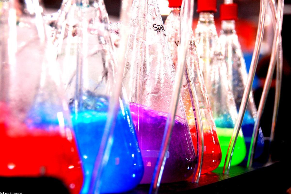 肥皂是怎么洗掉油的？一场让油和水握手的化学反应